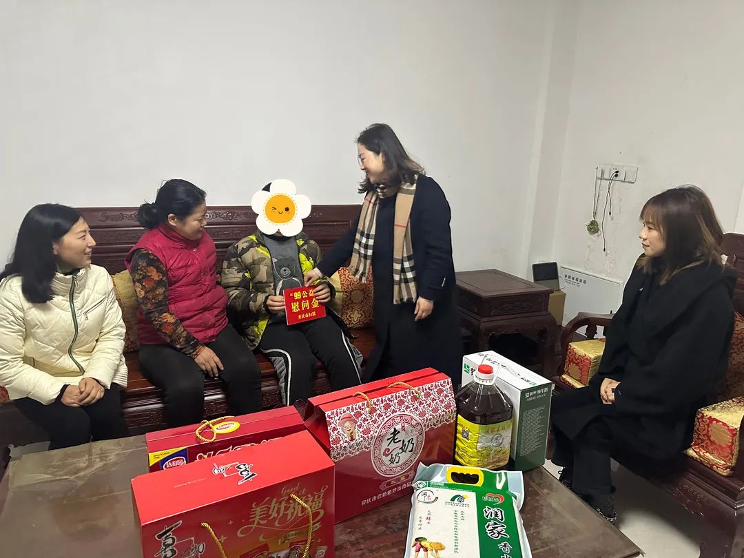 El gerente general de Kangmingna, Long Shushan, realiza visitas en pareja al distrito de Yixiu