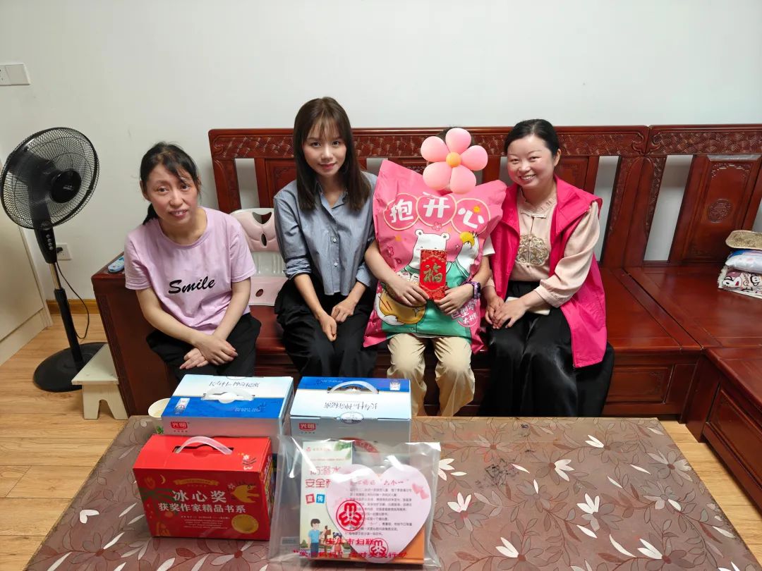 El director general Long Shushan fue al distrito de Yixiu para llevar a cabo la actividad "Ama a mamá" para cuidar a los niños abandonados y desfavorecidos.